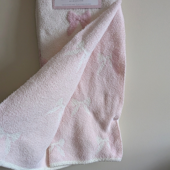 BACK IN STOCK‼️Viral 🎥 VHTF Cupcakes and Cashmere Bow Blanket 🎀 - Picture 4 of 6